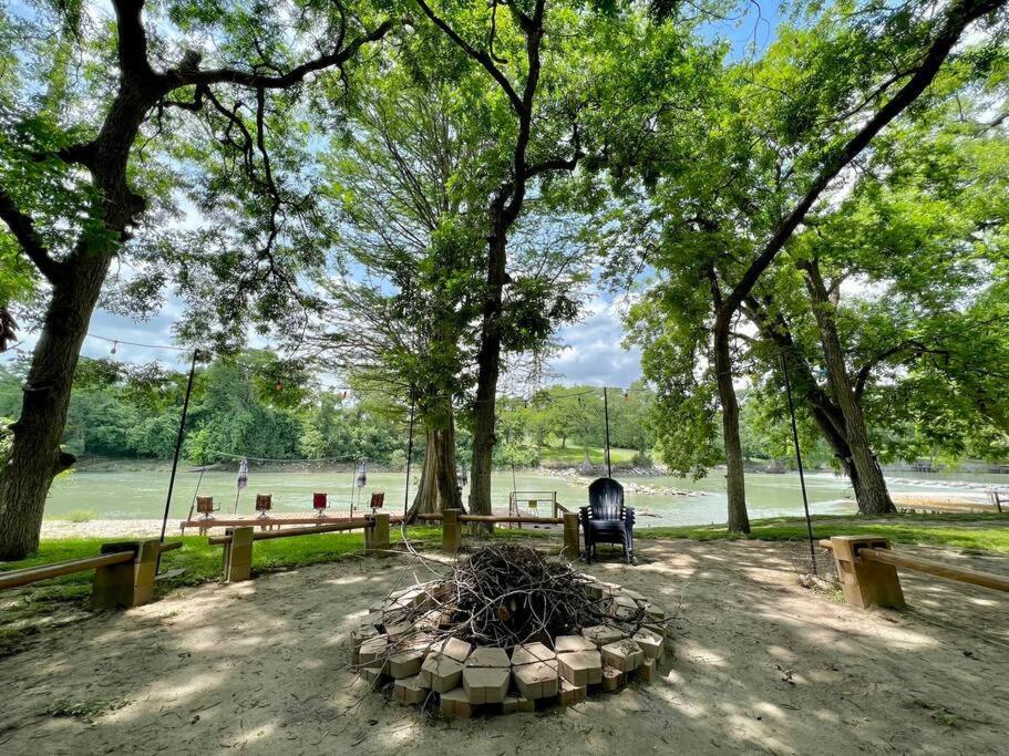 The River Haven - Sleeps 32 - On Guadalupe River シギーン エクステリア 写真