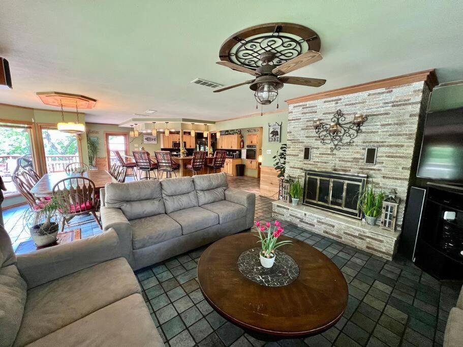 The River Haven - Sleeps 32 - On Guadalupe River シギーン エクステリア 写真