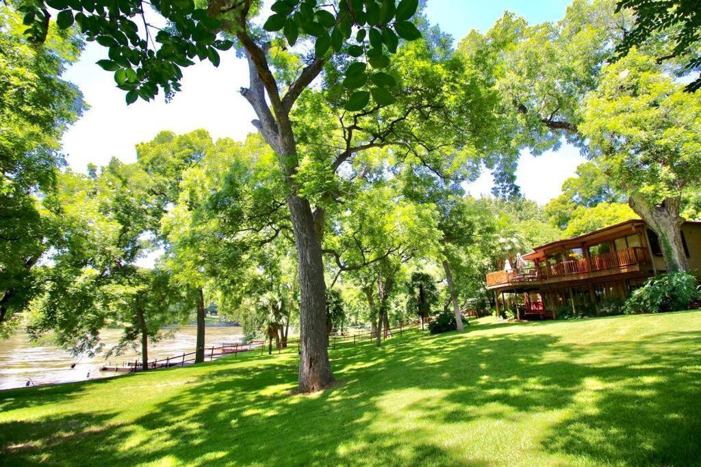 The River Haven - Sleeps 32 - On Guadalupe River シギーン エクステリア 写真