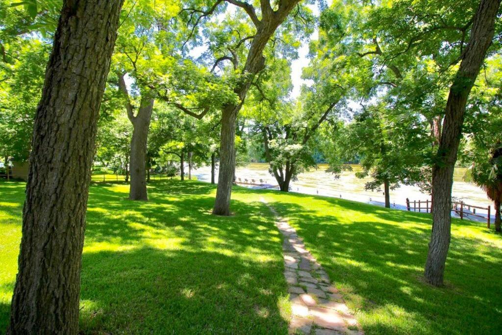 The River Haven - Sleeps 32 - On Guadalupe River シギーン エクステリア 写真