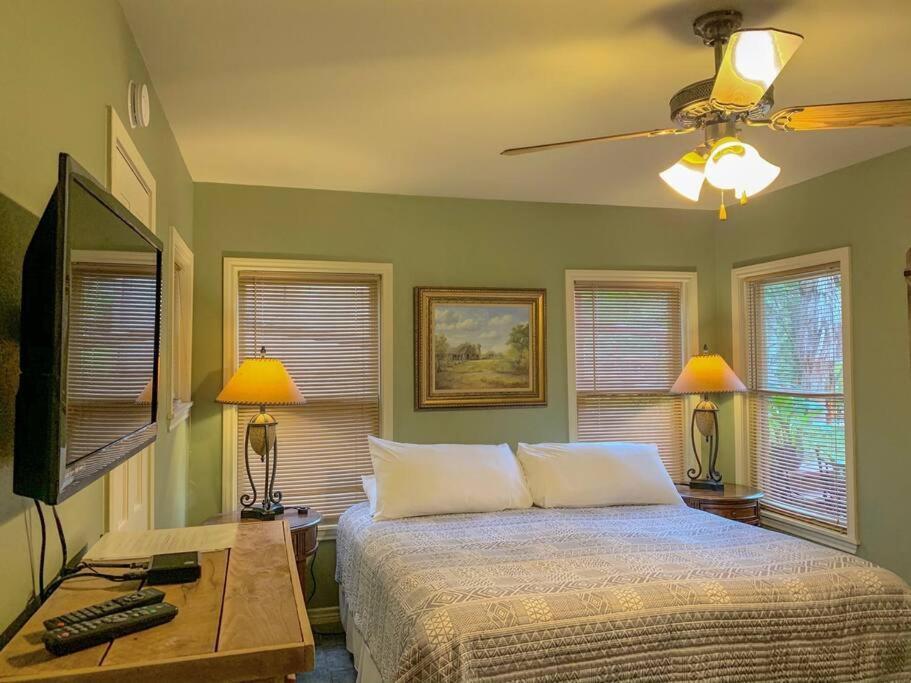 The River Haven - Sleeps 32 - On Guadalupe River シギーン エクステリア 写真