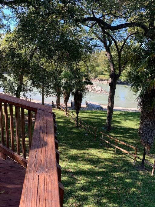 The River Haven - Sleeps 32 - On Guadalupe River シギーン エクステリア 写真