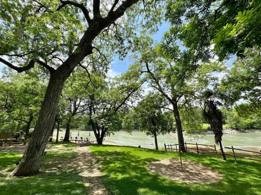 The River Haven - Sleeps 32 - On Guadalupe River シギーン エクステリア 写真
